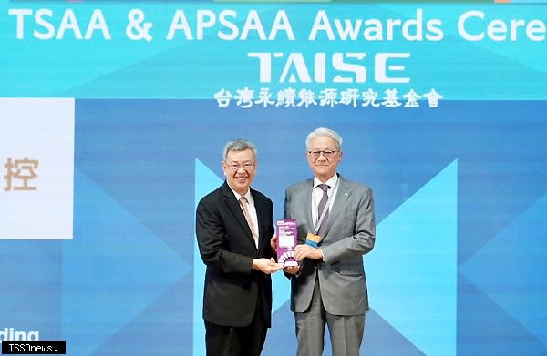 台新金獲頒永續6大獎，董事長吳東亮（右）出席領獎。