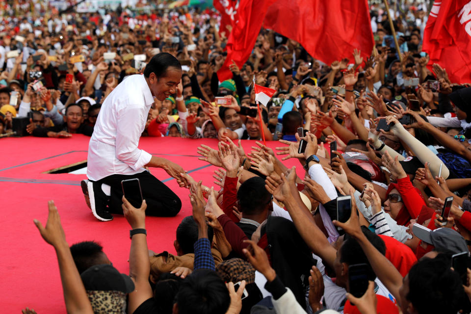 Indonesia’s presidential candidate Joko Widodo greets his supporters during his first campaign rally at a stadium in Serang, Banten province, Indonesia. (Photo: REUTERS/Willy Kurniawan