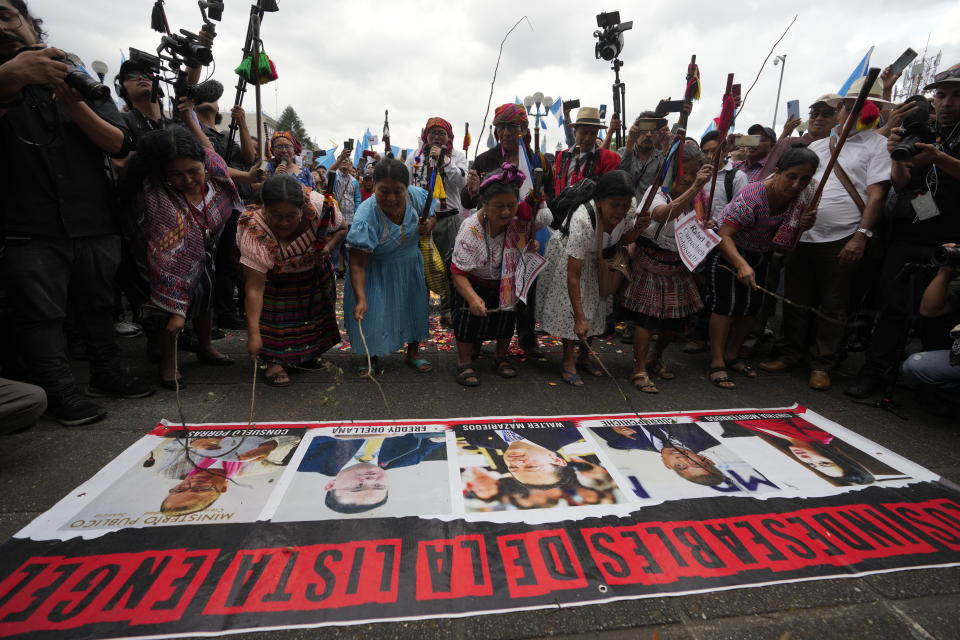 Mujeres indígenas líderes se manifiestan y golpean con palos imágenes de quienes señalan de golpistas en una marcha en una marcha para exigir la renuncia de la fiscal general de Guatemala, Consuelo Porras, a las afueras de la Suprema Corte en Ciudad de Guatemala, el lunes 18 de septiembre de 2023. El presidente electo de Guatemala, Bernardo Arévalo, llamó a los guatemaltecos a protestar en las calles ante los intentos de obstaculizar su presidencia y para pedir la renuncia de la fiscal general. (AP Foto/Moisés Castillo)