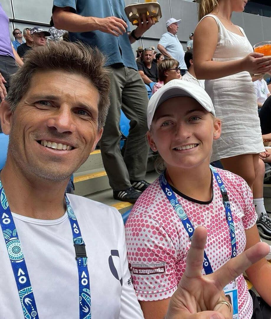 Luna, en el último Australian Open, con su papá, Nicolás, que es exfutbolista y trabaja para Manchester United como ojeador de jugadores en la región  