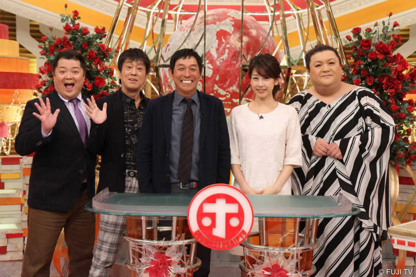 黑色美乃滋（左起）、明石家秋刀魚，加藤綾子和松子DELUXE主持的綜藝節目《真的假的!?顛覆常識》，邀請藝人提出困擾與專家共同討。（圖／WAKUWAKU JAPAN提供）