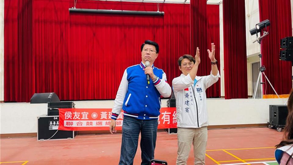 國民黨不分區立委提名人謝龍介（左）為黨籍台東區域立委候選人黃建賓（右）站台助講。（蕭嘉蕙攝）