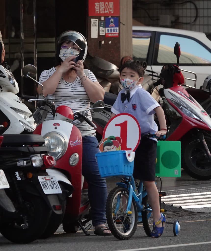 北區里民選舉還有人出動騎四輪宣傳車的娃娃兵，但年紀太小，還要有家長陪同，以策安全。（記者陳俊文攝）