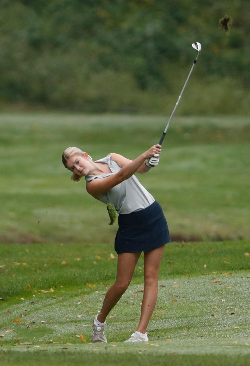 Harrison Sophie Vandeveer golpea la pelota el lunes 23 de septiembre de 2024, durante la sección de golf femenino de IHSAA en Coyote Crossing Golf Club en West Lafayette, Indiana.