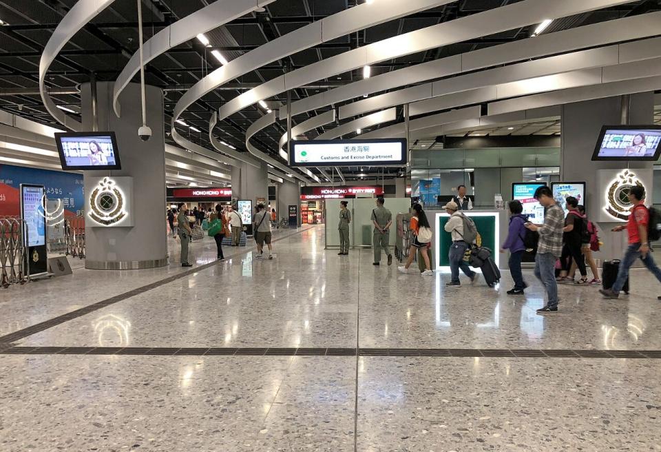 香港將恢復與中國大陸已中斷3年多的免檢疫旅行。圖為位於香港西九龍站管制站的海關辦事處。(維基百科)