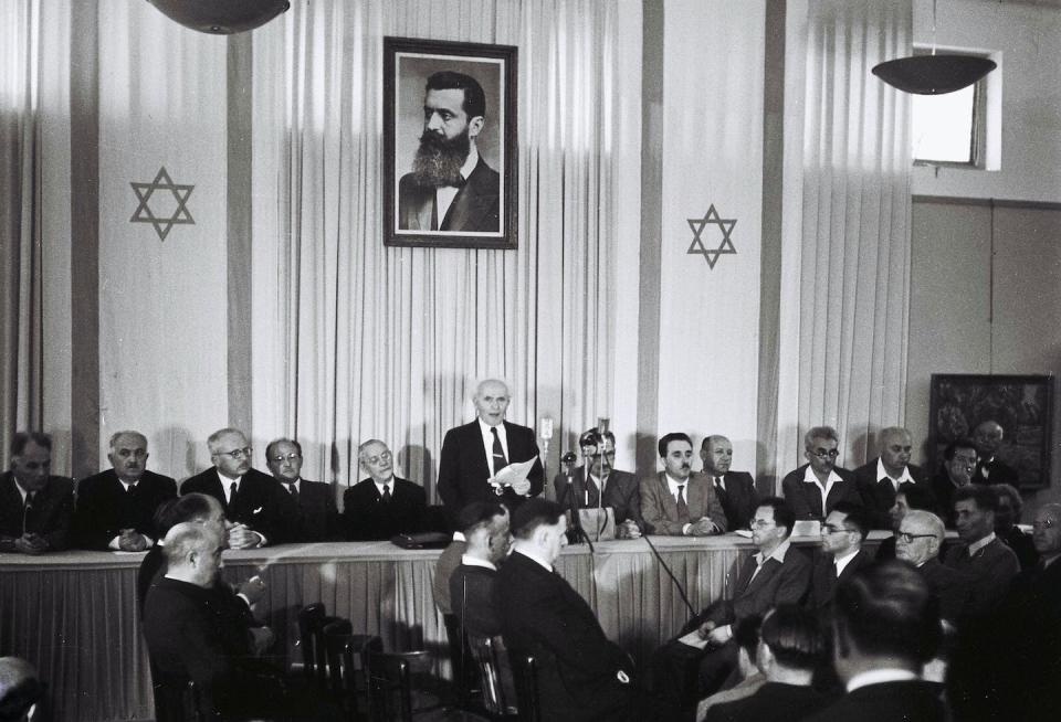 El primer ministro de Israel, Ben Gurión, proclama el Estado de Israel en un museo de Tel Aviv, bajo el retrato de Theodor Herzl, el 14 de mayo de 1948. <a href="https://commons.wikimedia.org/wiki/File:Declaration_of_State_of_Israel_1948.jpg" rel="nofollow noopener" target="_blank" data-ylk="slk:Wikimedia Commons / Rudi Weissenstein;elm:context_link;itc:0;sec:content-canvas" class="link ">Wikimedia Commons / Rudi Weissenstein</a>