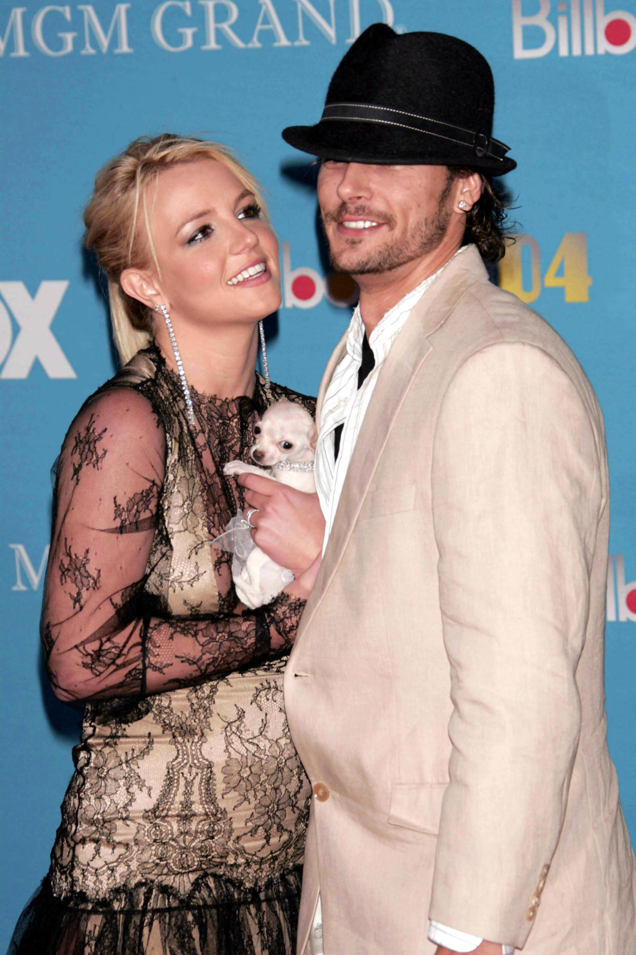 Photo by: Tom Lau/starmaxinc.com
©2004
ALL RIGHTS RESERVED
Telephone/Fax: (212) 995-1196
12/8/04
Britney Spears with her dog and Kevin Federline at the 2004 Billboard Music Awards.
(Las Vegas, NV)
 (Star Max via AP Images)