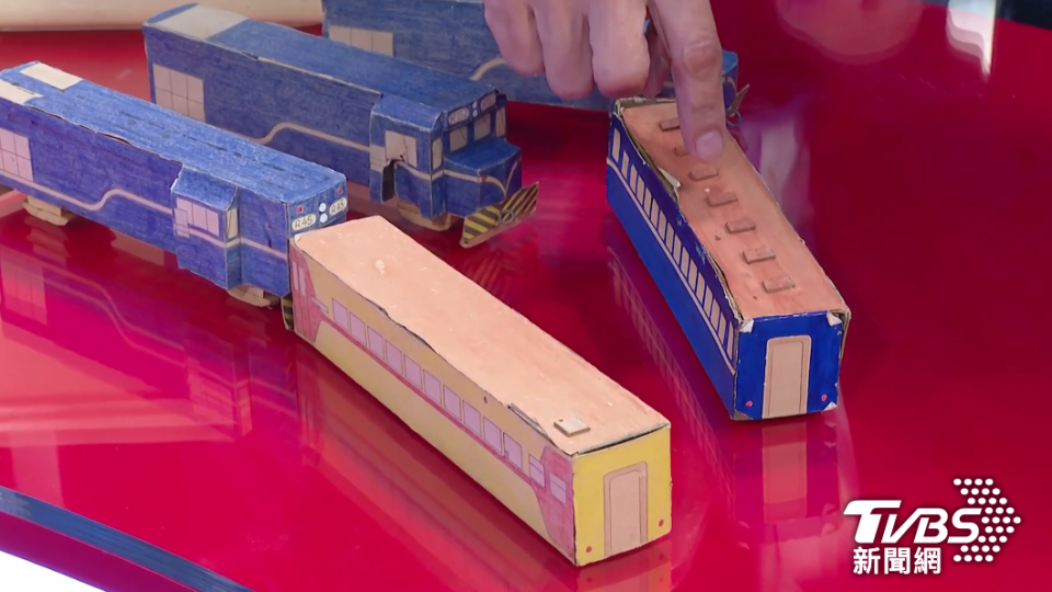 張善政小時候親手拿牙膏盒做的火車。（圖／TVBS）