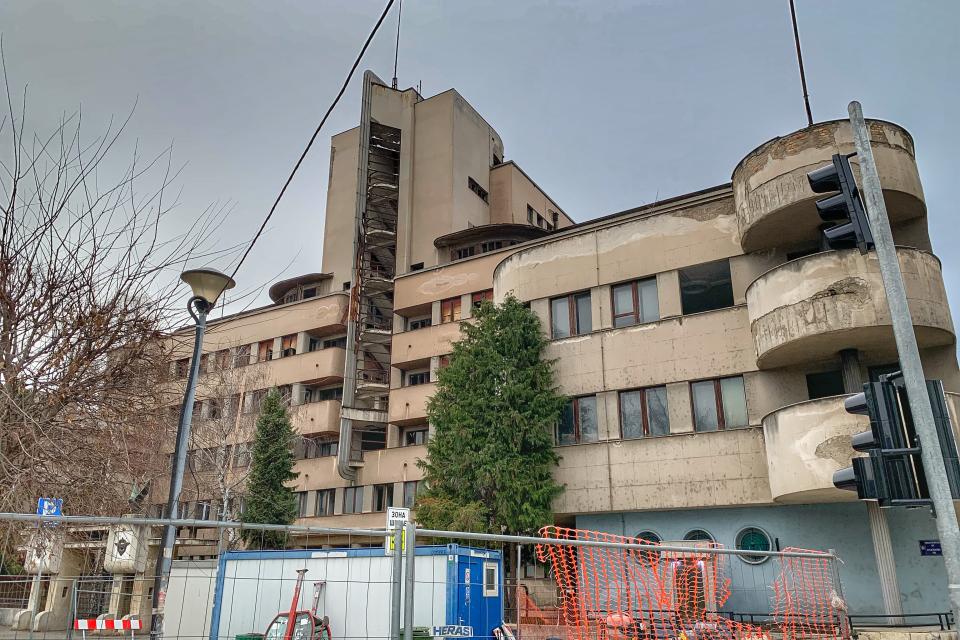 Edificio gubernamental en ruinas que todavía se mantiene intacto tras el bombardeo de la OTAN (Belgrado, Serbia). Foto: Julia Alegre