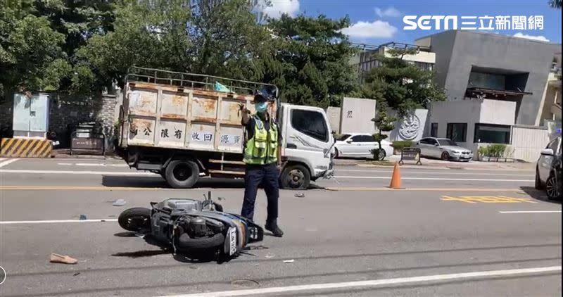 回收車見黃燈搶快通過，攔腰撞上婦人當場無生命跡象，送醫搶救後昏迷指數３。（圖／翻攝畫面）