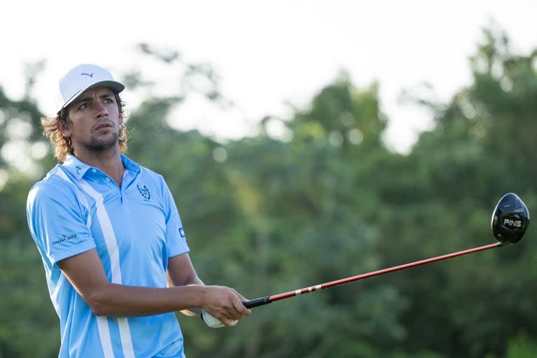 Segundo Oliva Pinto observa la trayectoria de su golpe en la salida del hoyo 11, el martes en las prácticas del Latin America Amateur Championship en Santa María Golf Club, en Panamá.