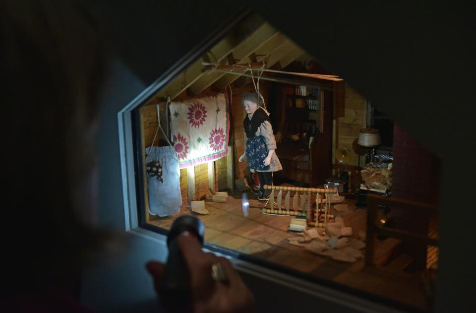 Un visitante ilumina el diorama “Ático” de Frances Glessner Lee que fue exhibido en la Galería Renwick en Washington el 23 de enero de 2018. (Foto MANDEL NGAN/AFP vía Getty Images)