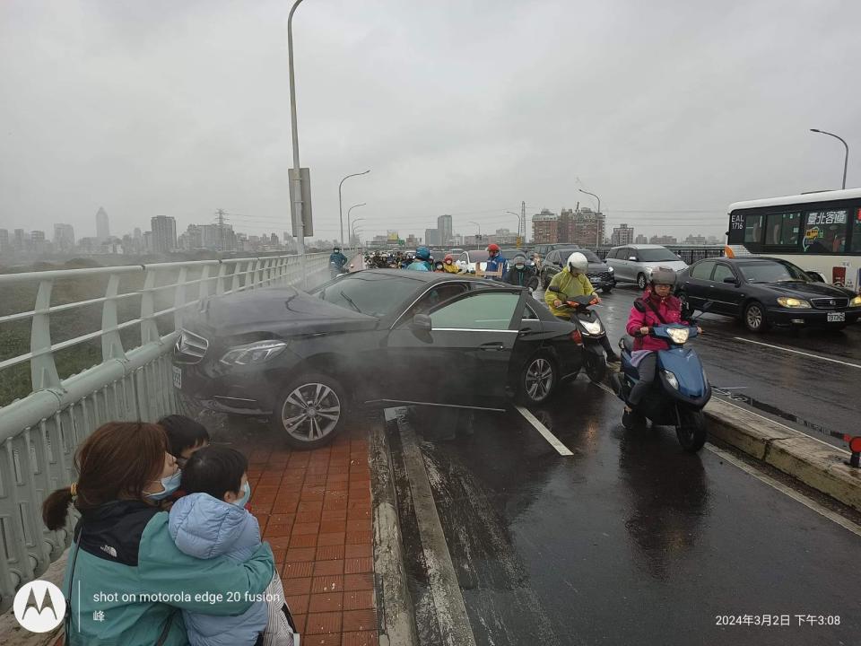 施男駕駛的賓士車2日行經華江橋時，追撞前方車輛後又衝到機車道，險墜橋。翻攝自我是板橋人