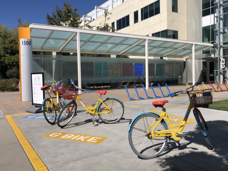 Bedrijfsfietsen staan ​​buiten een kantoorgebouw op de Mountain View-campus van Google.