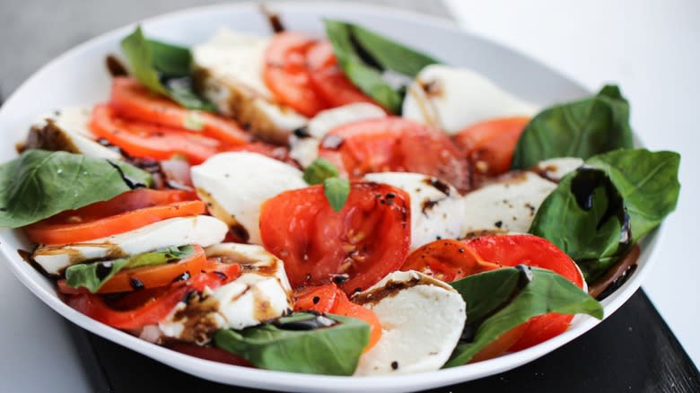 Salad with tomatoes and basil