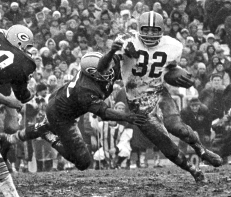 Cleveland Browns fullback Jim Brown (32) turns the corner as Green Bay Packers chase after him in this Jan 2, 1966 photo in Green Bay, Wisconsin. (AP Photo)