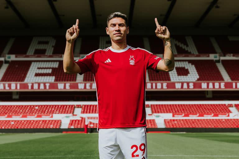 Gonzalo Montiel, durante la presentación en el City Ground, el estadio de Nottingham Forest