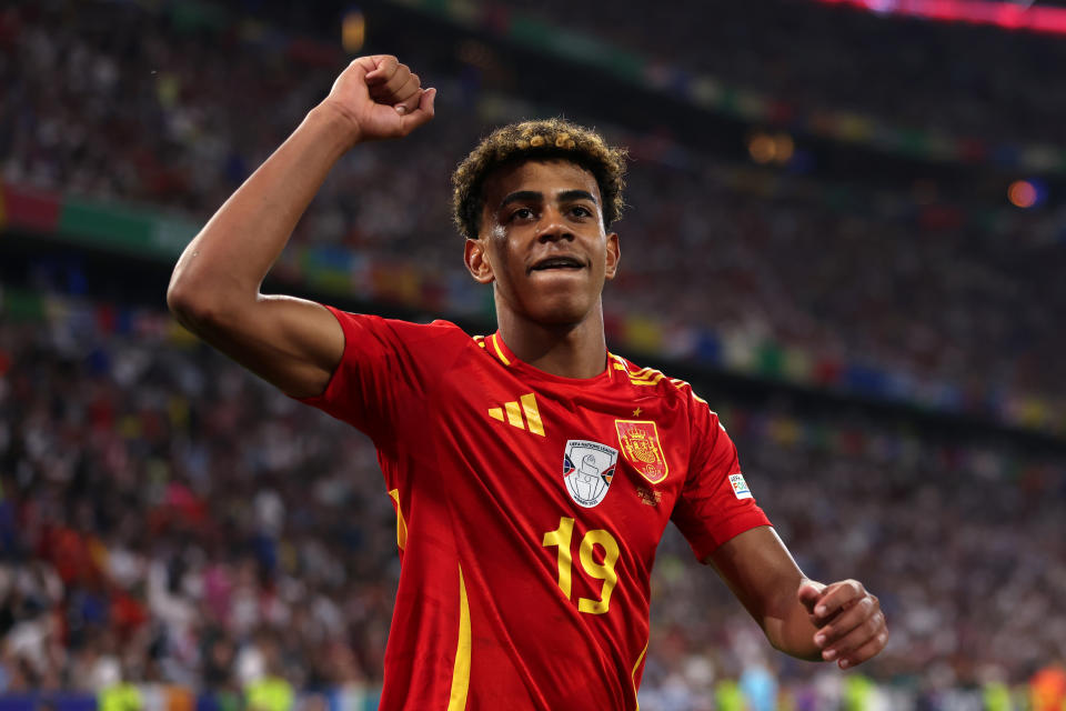 Lamine Yamal de España reconoce a los aficionados tras ser sustituido durante el partido de semifinal de la UEFA EURO 2024 entre España y Francia en el Munich Football Arena el 9 de julio de 2024 en Munich, Alemania. (Foto de Jonathan Moscrop/Getty Images)