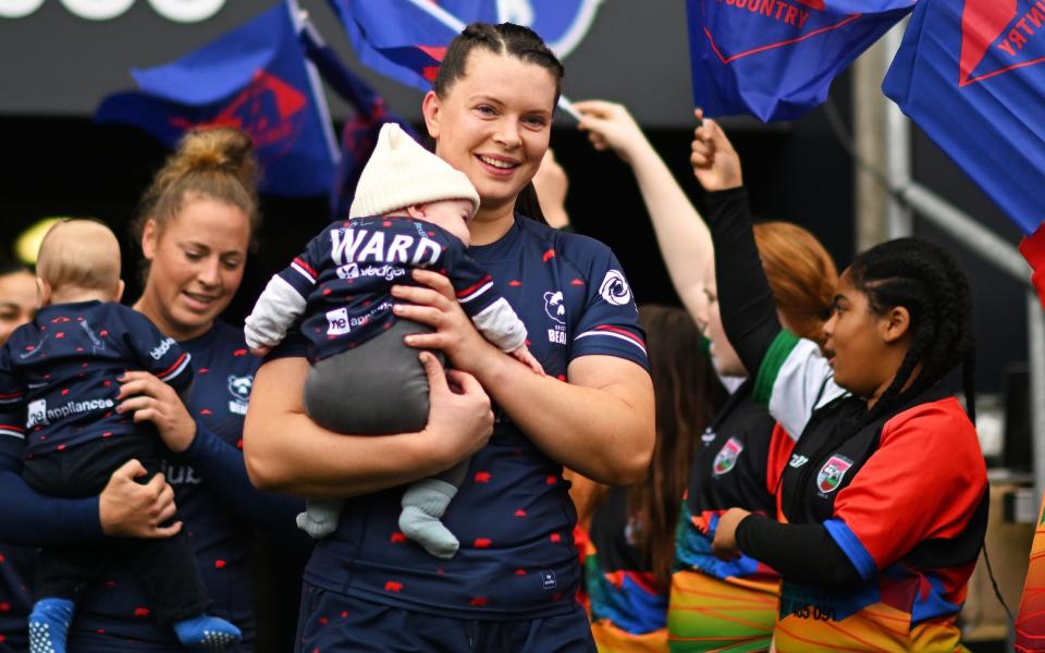 Η Abbie Ward of Bristol Bears μπαίνει στο γήπεδο πριν από τον αγώνα ράγκμπι γυναικών της Allianz Premiership μεταξύ Bristol Bears και Sale Sharks στο Ashton Gate στις 18 Νοεμβρίου 2023 στο Μπρίστολ της Αγγλίας