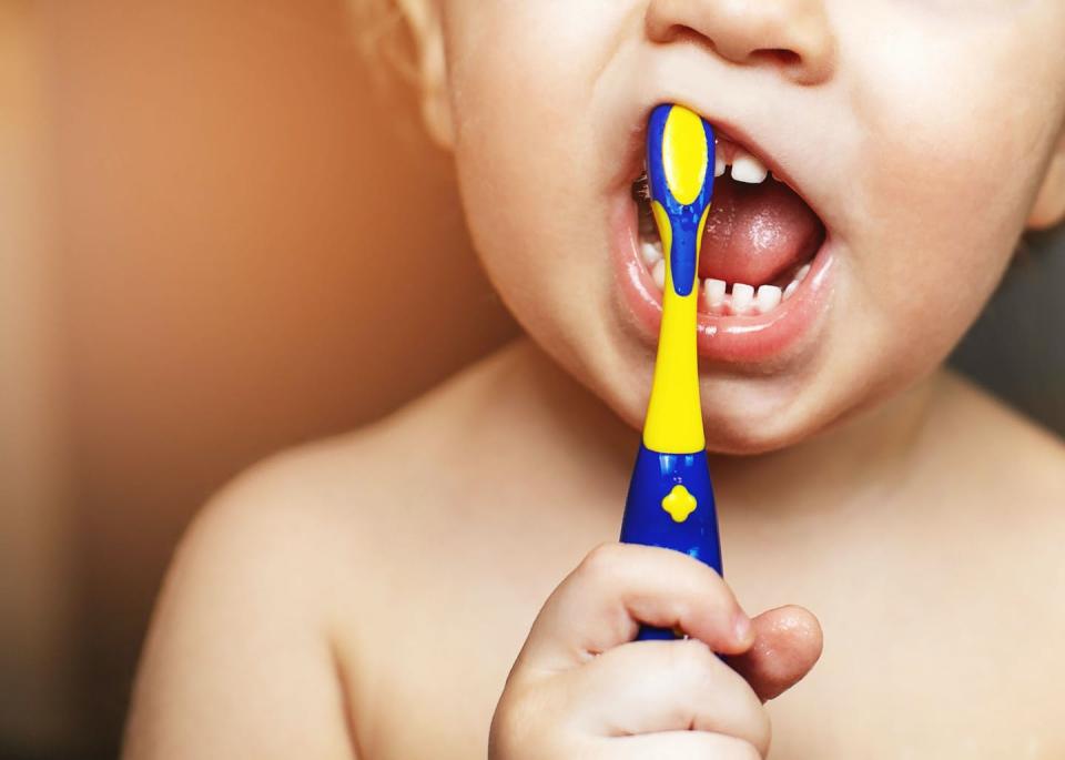 <a href="https://www.shutterstock.com/es/search/kids-brushing-teeth?image_type=photo" rel="nofollow noopener" target="_blank" data-ylk="slk:Alisa Lapina/Shutterstock;elm:context_link;itc:0;sec:content-canvas" class="link ">Alisa Lapina/Shutterstock</a>