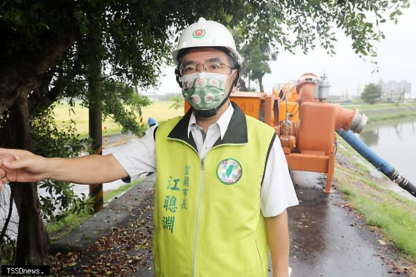 「作好防疫，兼顧防汛」。因應即將到來的颱風季節，宜蘭市長江聰淵視察演練移動式抽水機，確保機組運轉正常，落實機組之操作，以確保災害期間，搶救過程順暢。（圖：宜蘭市公所提供）