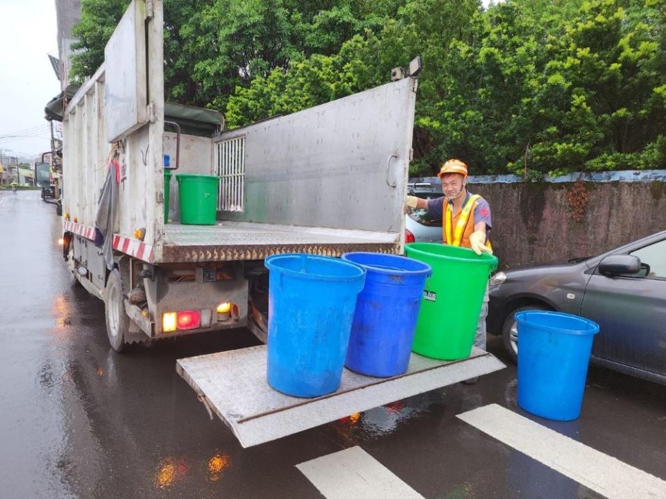 《圖說》三芝區清潔隊廚餘車駕駛簡登凱隊員於堆肥桶內發現一紮新臺幣千元大鈔，拾金不昧獲表揚。〈環保局提供〉