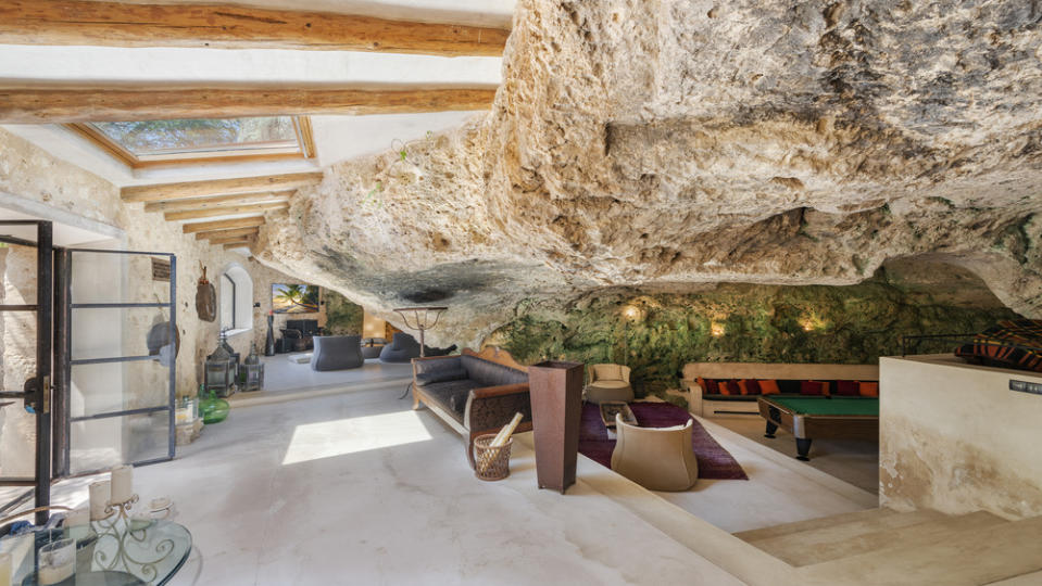 casa de roca?  Esta casa de campo de $ 4.3 millones en España te permite vivir dentro de una lujosa cueva