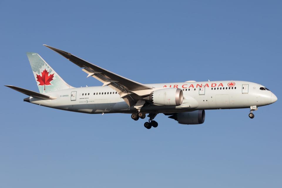 Während eines Fluges mit einer Boeing 787 von Air Canada, versuchte ein älterer Passagier die Tür des Flugzeugs zu öffnen. - Copyright: Robert Smith/MI News/NurPhoto via Getty Images