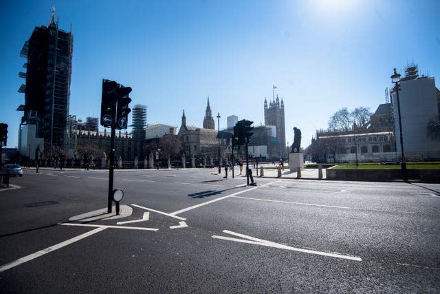 Una plaza del Parlamento vacía en el centro de Londres, después de que el Reino Unido se cerrara para ayudar a frenar la propagación del coronavirus (Victoria Jones/PA)