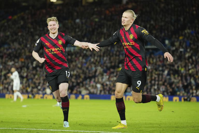 Erling Haaland celebra con su compañero Kevin De Bruyne tras anotar el segundo gol ante Leeds