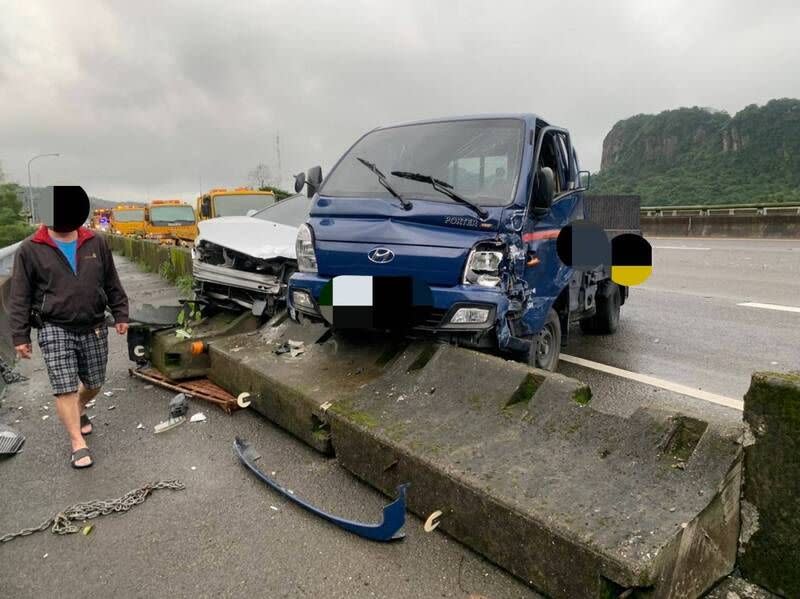 ▲國道3號7日上午，發生一起追撞車禍，小貨車及轎車雙雙撞上水泥護欄。（圖／翻攝畫面）