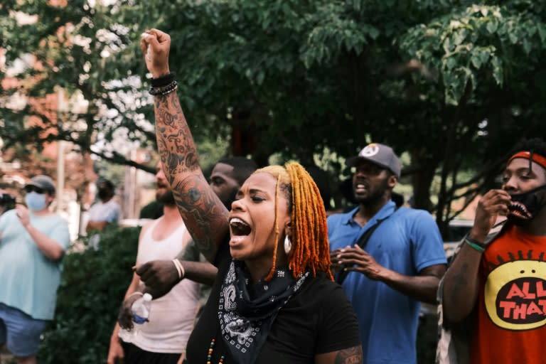 Une femme scande "Black Lives Matter" le 8 août 2020 à Richmond, en Virginie (Eze Amos)