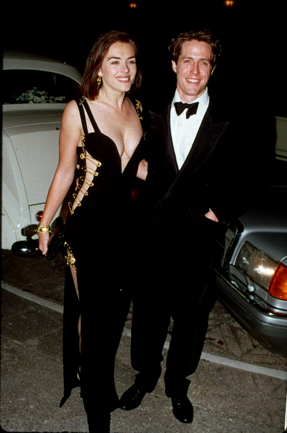 Elizabeth Hurley und Ex-Freund Hugh Grant bei der Premiere zu „Vier Hochzeiten und ein Todesfall“ im Jahr 1994. (Bild: ddp Images)