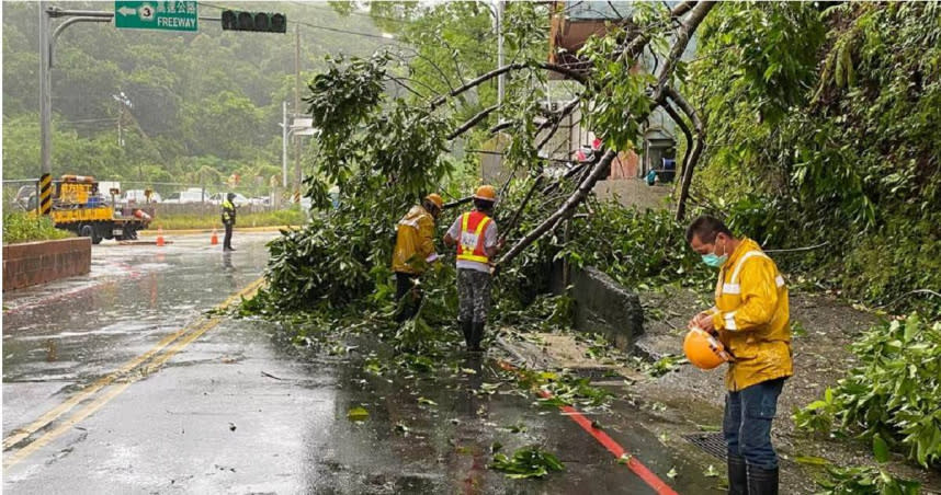 基隆市消防局應變中心已接獲25件災情通報，包括路樹倒塌、路基流失等。（圖／翻攝照片）