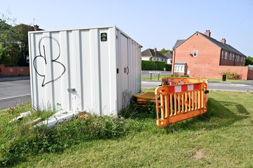 Residents are unhappy about the state of the surrounding streets near their new build homes. (SWNS)