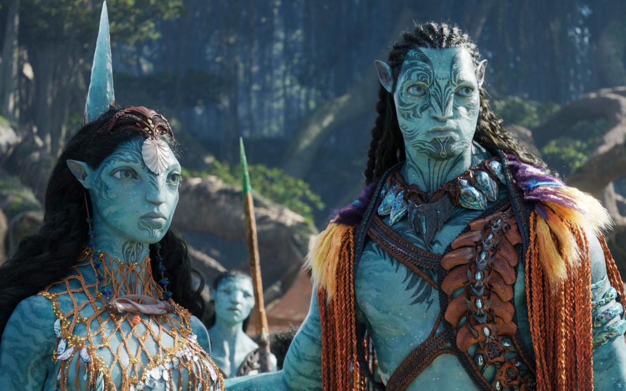 Ronal (Kate Winslet) und Tonowari (Cliff Curtis, rechts) führen die Na'vi der Metkayina an. Sie gewähren Jake (Sam Worthington) und seiner Familie Unterschlupf.  (Bild: 2022 20th Century Studios/Disney)