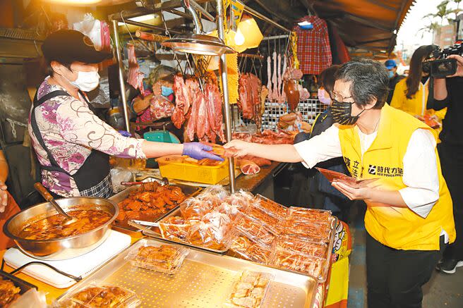 國民黨立委林為洲直言時力黨若繼續淪為民進黨側翼，政黨恐將泡沫化。圖為時代力量黨主席陳椒華（右）2日至台北市雙連市場發放紅包袋及春聯。（本報資料照片）