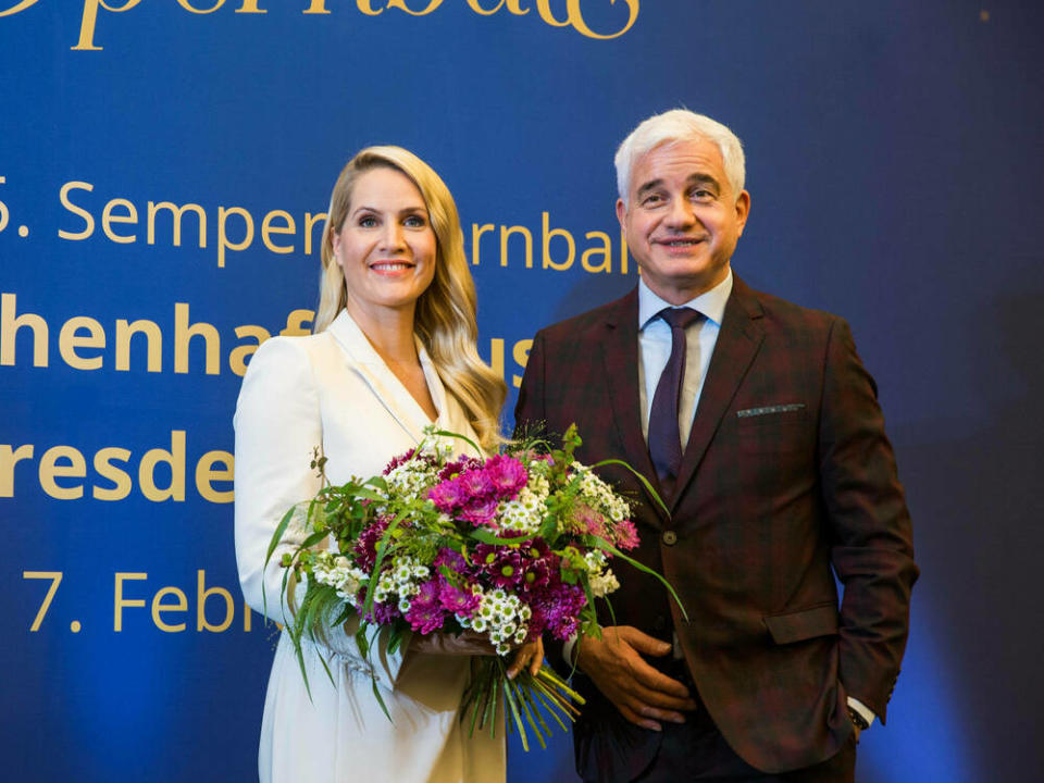 Judith Rakers an der Seite von Hans-Joachim Frey, dem Chef des SemperOpernball (Bild: imago images/Sven Ellger)