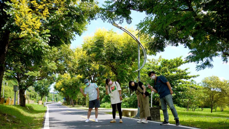 綠意盎然的新北河濱自行車道換上秋季限定的金黃衣裝。   圖：新北市水利局提供