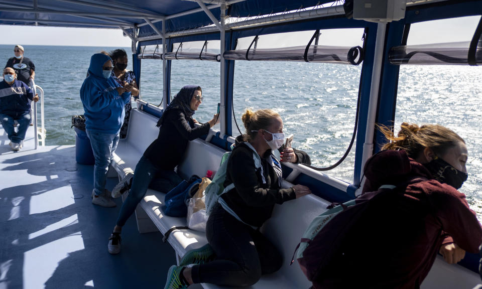 Turistas a la expectativa de ver ballenas durante una excursión por la costa norte de Nueva Jersey el 23 de septiembre del 2020. (AP Photo/Craig Ruttle)