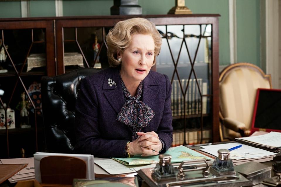 Und auch diese Darstellerin einer weiteren großen, allerdings nicht-royalen Dame Englands kann den Doppelgänger-Wettbewerb wohl mit Abstand für sich entscheiden: Nein, wir sehen hier nicht die echte englische Premierministerin Margaret Thatcher, sondern die ebenfalls oscarprämierte Schauspielerin Meryl Streep in der Rolle der knallharten Politikerin im Biopic "Die Eiserne Lady" von 2011. (Bild: Concorde)