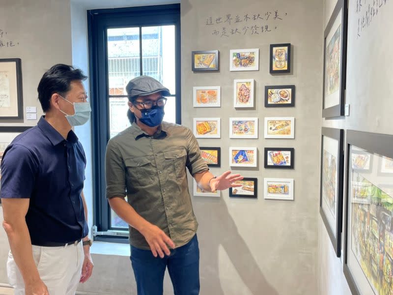 ▲「品味城市」特展一共展出鄭開翔19幅街屋畫作，還有以小吃、懷舊小物為主題的明信片作品（圖／記者林怡孜攝，2022,09,01）