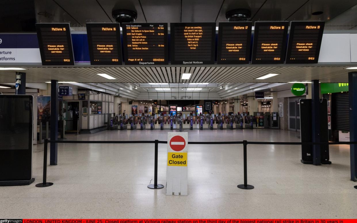 strike train this weekend Saturday rail tube strikes august rmt aslef august 13 august 19 august 20 industrial action commuter london underground national - Anadolu Agency/Anadolu