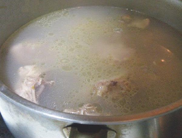 清洗雞肉後放入熱水汆燙。