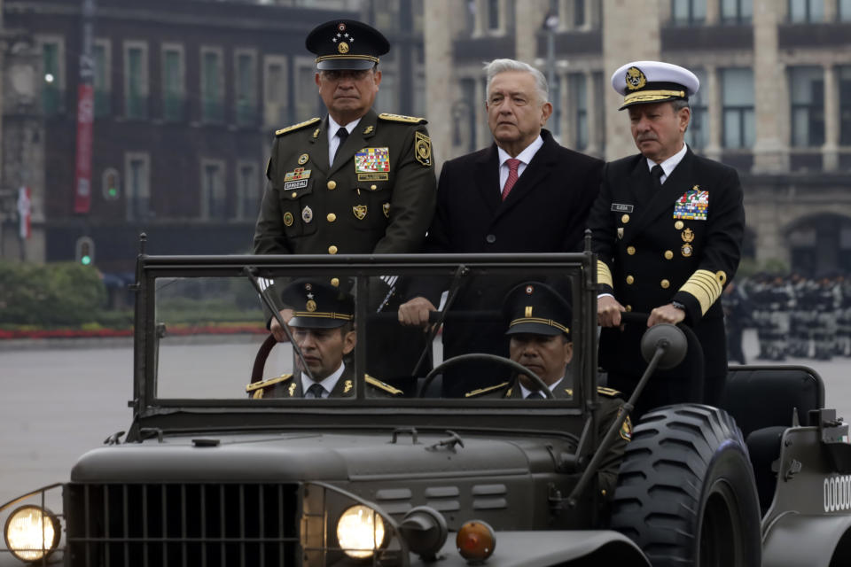 El presidente de México Andrés Manuel López Obrador con Luis Crescencio Sandoval y el secretario de la Marina , Rafael Ojeda Duran en la parada militar celebrando el aniversario de la revolución mexicana el pasado 20 de noviembre (Luis Barron / Eyepix Group/Future Publishing via Getty Images)