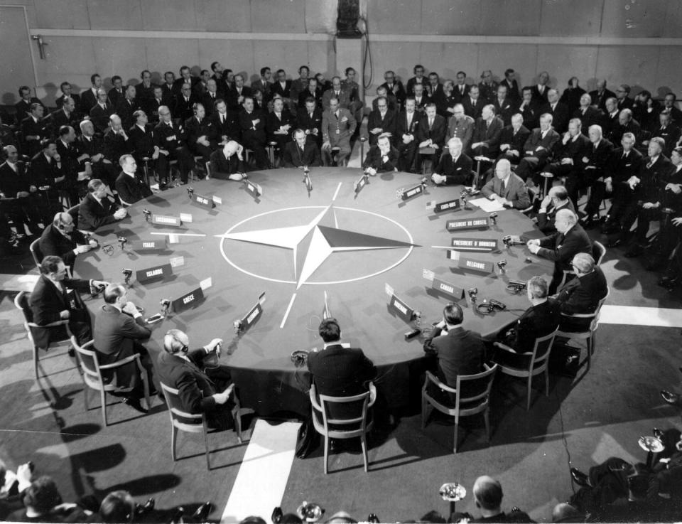 World leaders participate in a NATO summit in Paris in 1957. <a href="https://media.gettyimages.com/id/3295254/photo/nato-summit.jpg?s=1024x1024&w=gi&k=20&c=3Y6Hgwx_3NNu4VlYK5ZbBYq7c-7Lhy_UG0IgjiHwxQ0=" rel="nofollow noopener" target="_blank" data-ylk="slk:Reg Birkett/Keystone/Getty Images;elm:context_link;itc:0;sec:content-canvas" class="link ">Reg Birkett/Keystone/Getty Images</a>