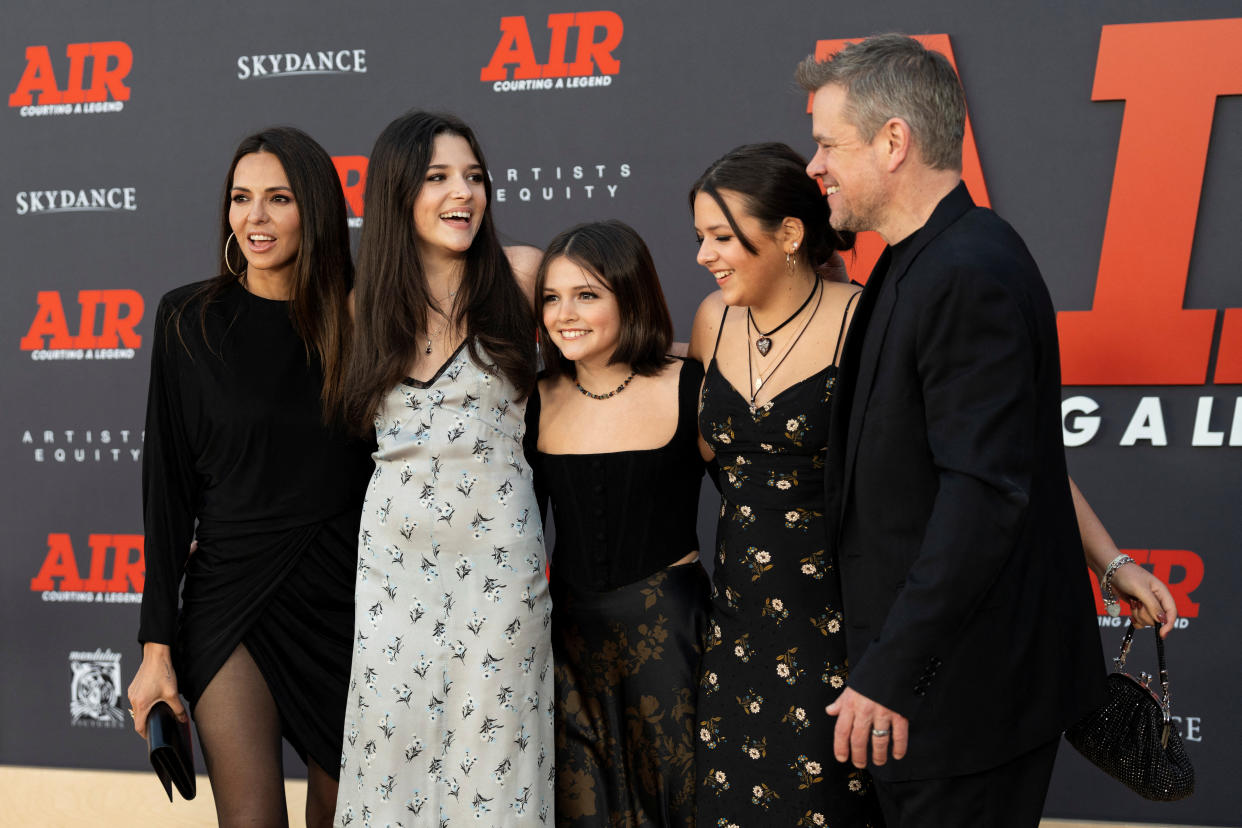 Matt Damon, su esposa Luciana y sus hijas Isabella, Gia y Stella en la premiere de 