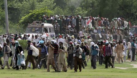 Supporters of Muhammad Tahirul Qadri, Sufi cleric and leader of political party Pakistan Awami Tehreek (PAT) begin their march toward the capital from Lahore August 14, 2014. REUTERS/Mohsin Raza