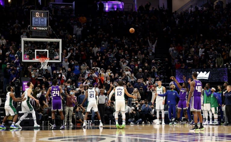 Chimezie Metu marque le panier de la victoire pour les Sacramento Kings lors du match NBA face aux Dallas Mavericks le 29 décembre 2021 (AFP/EZRA SHAW)