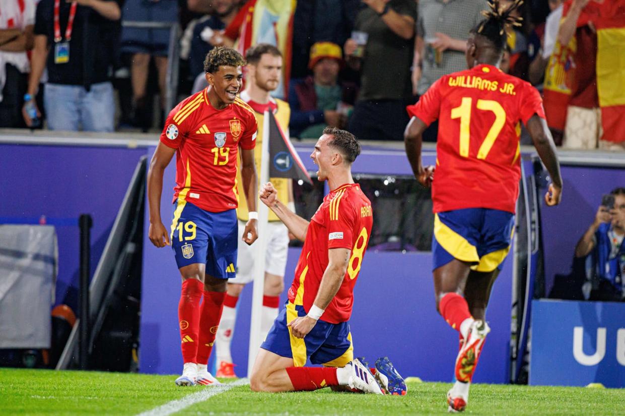 Los jugadores Fabian Ruiz, Lamine Yamal y Nico Williams celebran un gol en el partido del 30 de junio entre España y Georgia. <a href="https://www.shutterstock.com/es/image-photo/cologne-germany-06-30-2024-fabian-2484695725" rel="nofollow noopener" target="_blank" data-ylk="slk:Maciej Rogowski Photo/Shutterstock;elm:context_link;itc:0;sec:content-canvas" class="link ">Maciej Rogowski Photo/Shutterstock</a>